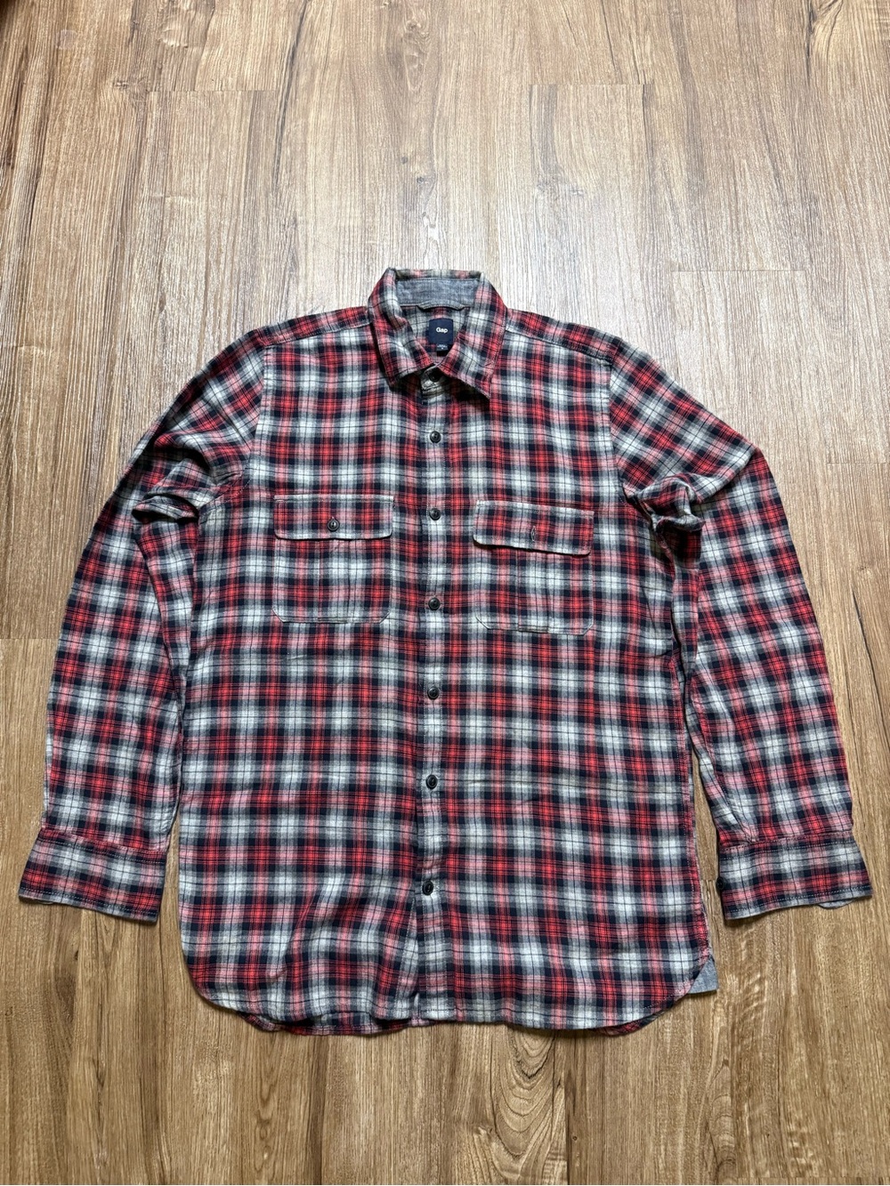 Gap Men's Red and Black Plaid Button-Up Shirt